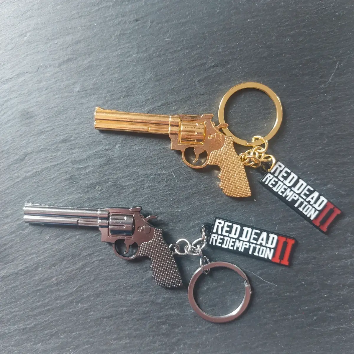 2x Red Dead Redemption 2 Keyrings - Gold/Chrome
