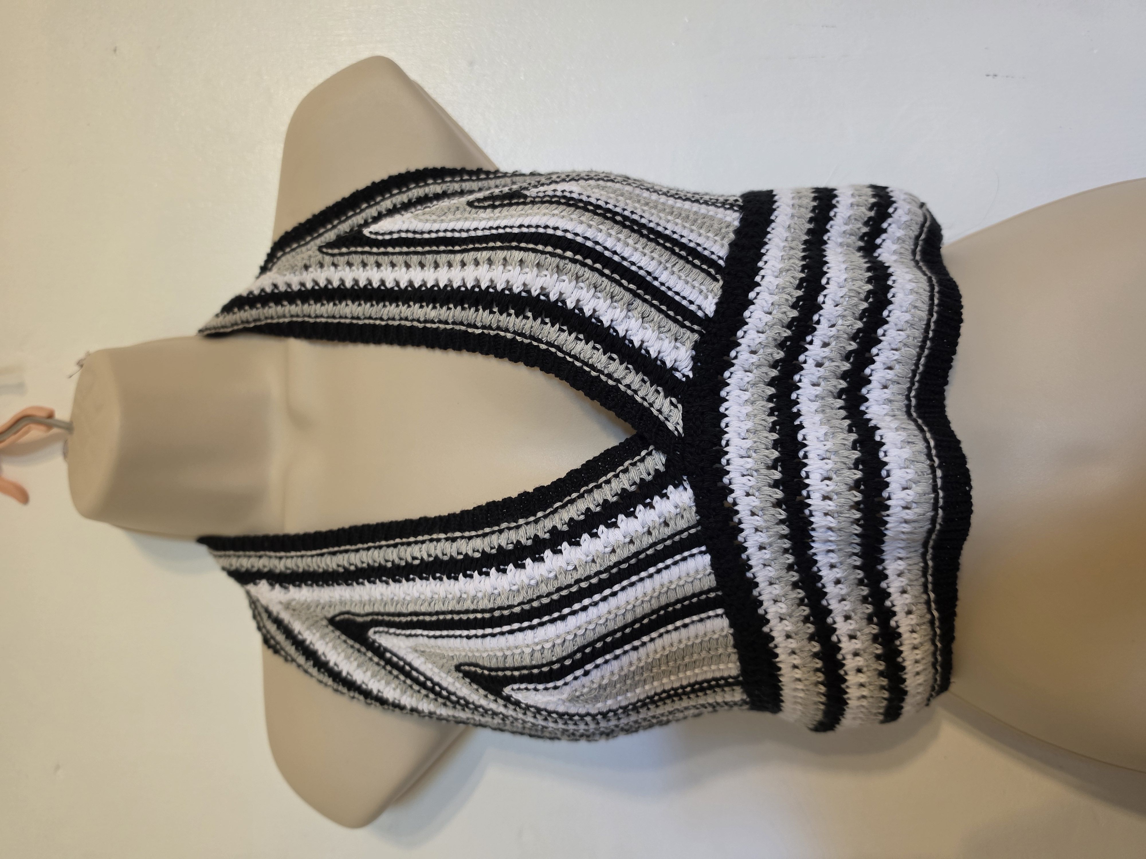 Black & white crochet knit top size small