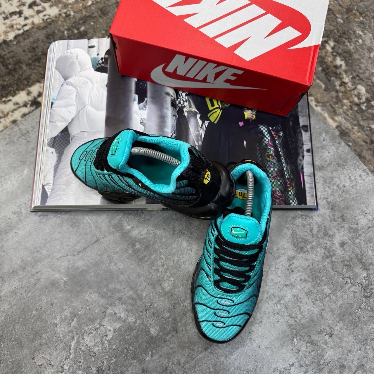 Nike tn uk size 8 black/turquoise