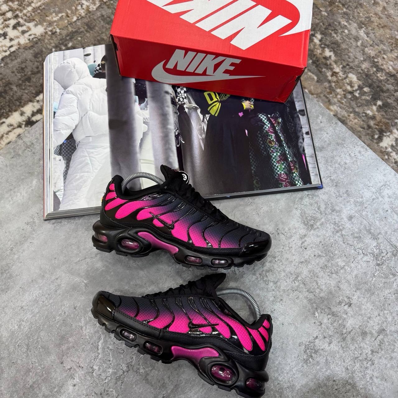 Nike tn uk size 8 black/pink