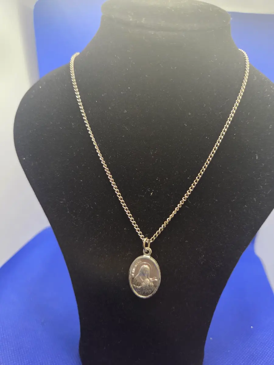 Silver‑Tone St Thérèse Oval Medal Necklace – Curb Chain
