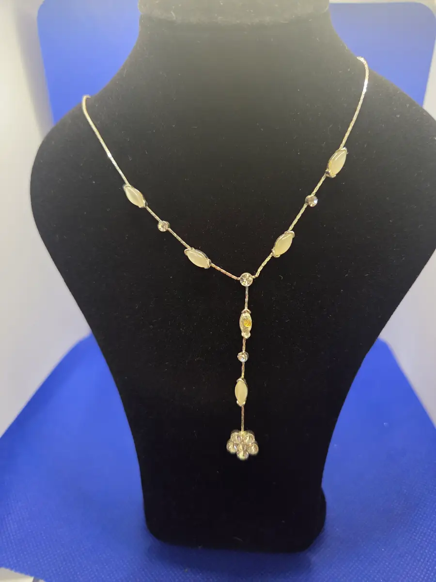 Vintage Style Lariat Necklace – Pale Cream & Crystal Drop Pendant *Damaged*