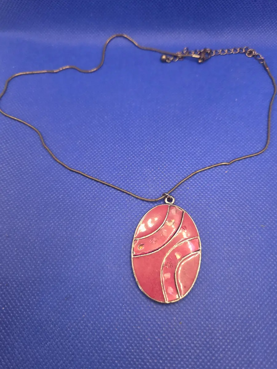 Red Enamel And Shell Inlay Oval Pendant Necklace Costume Jewelry