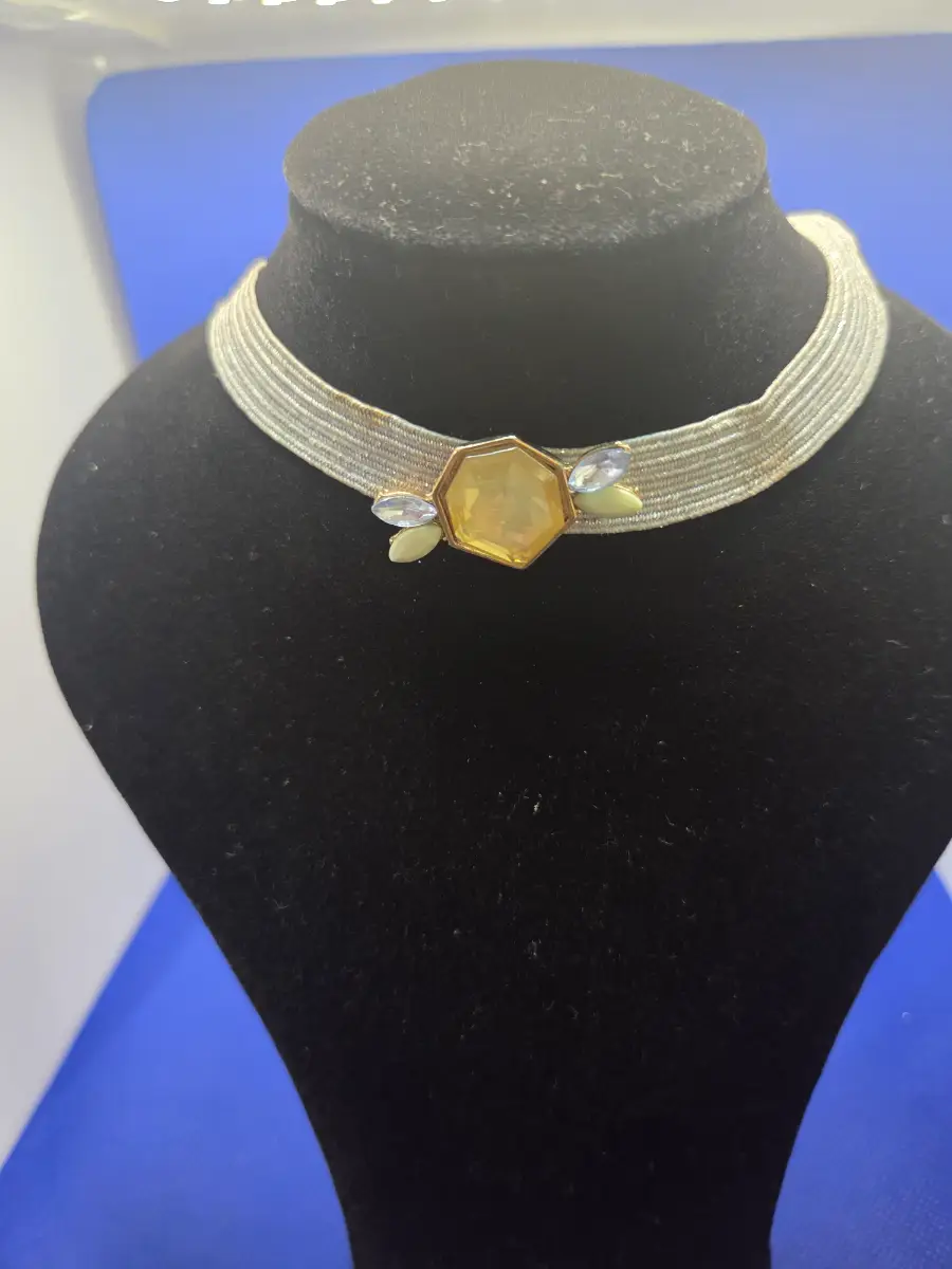 Gold‑Tone Ribbed Choker – Hexagon Yellow Crystal & Leaf Detail