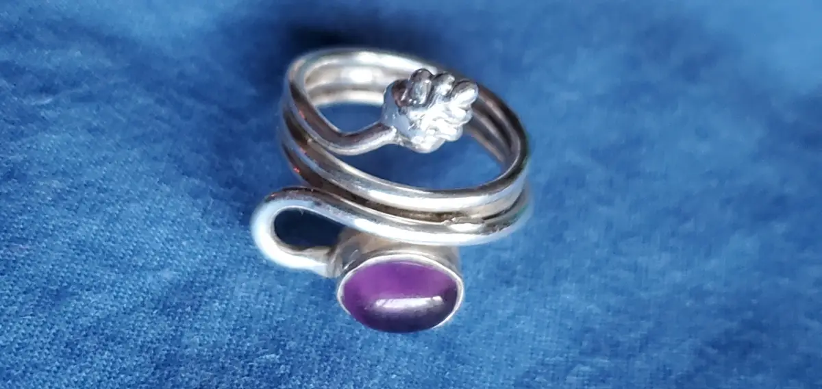 Womens 925 sterling silver unusual ring with amethyst stone. adjustable
