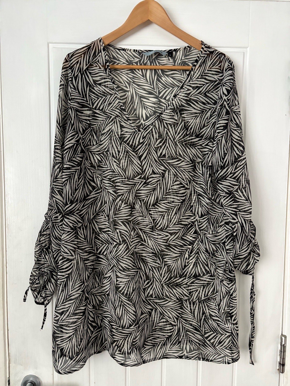 Red Herring Black & White Leaf Print Long Sleeve Sheer Beach Cover Up, Medium