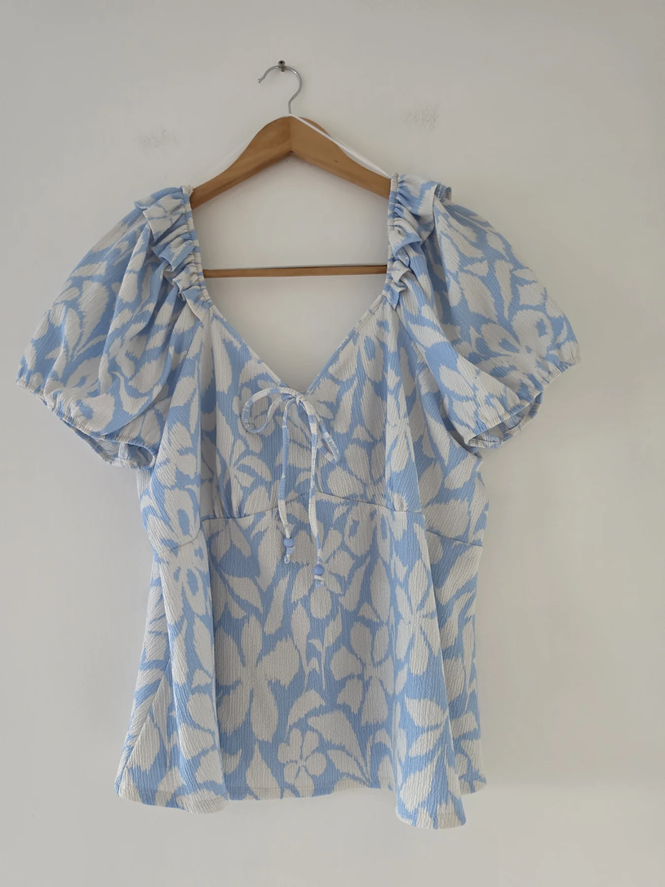 Lovely short sleeve top size 22. In blue, white