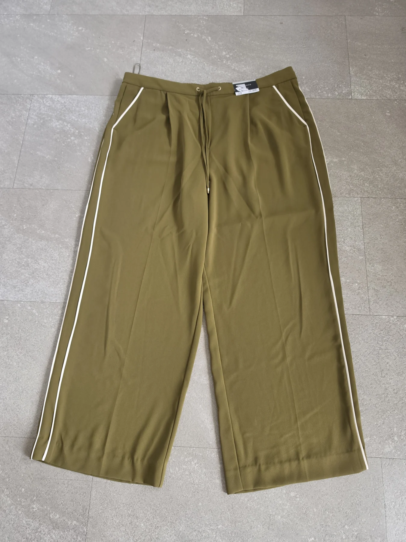 Woman's khaki, wide leg casual trousers size 20 short.