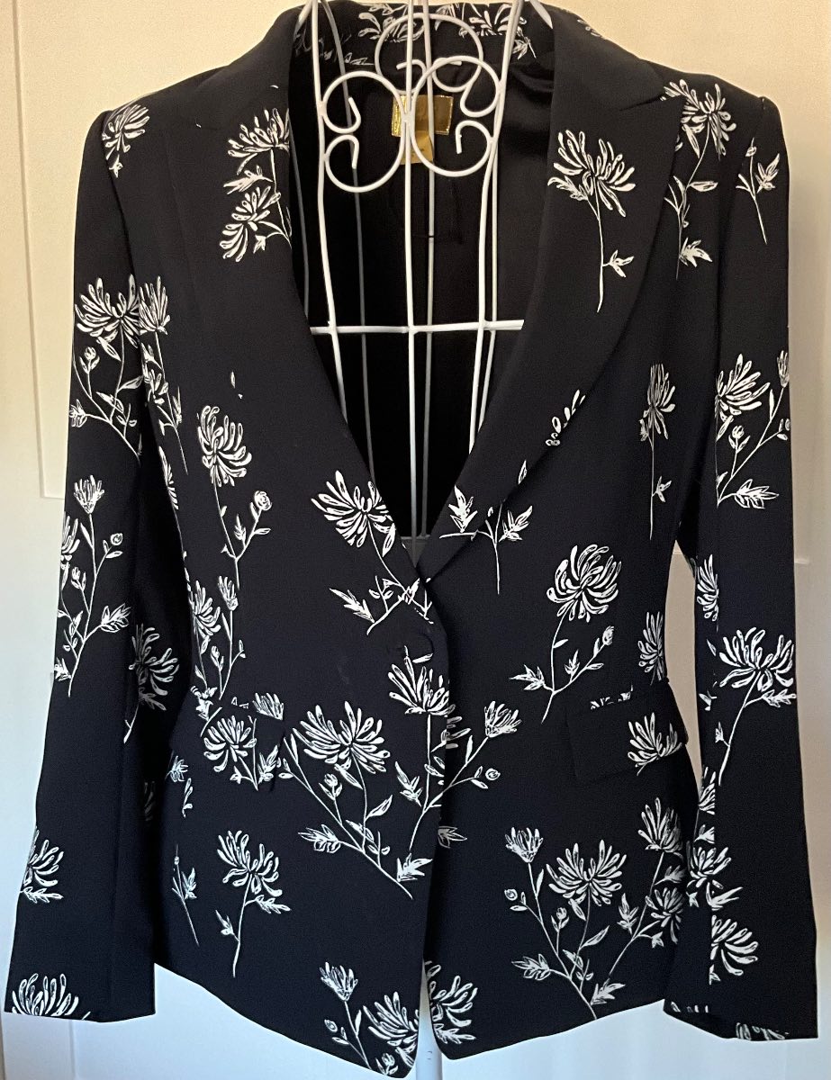 H&M black fitted floral blazer jacket with white chrysanthemum print size 10