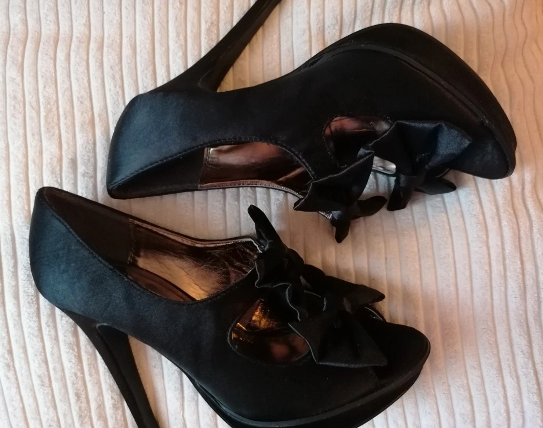 High heeled stiletto peep toe silk bow shoes size UK 5 Love Label in great condition