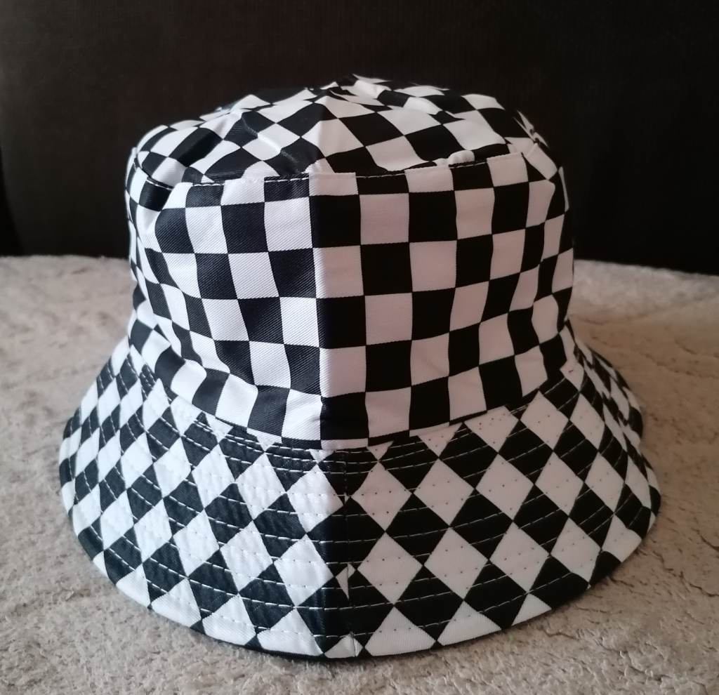 Fab adult bucket hat checked black & white/black reversable