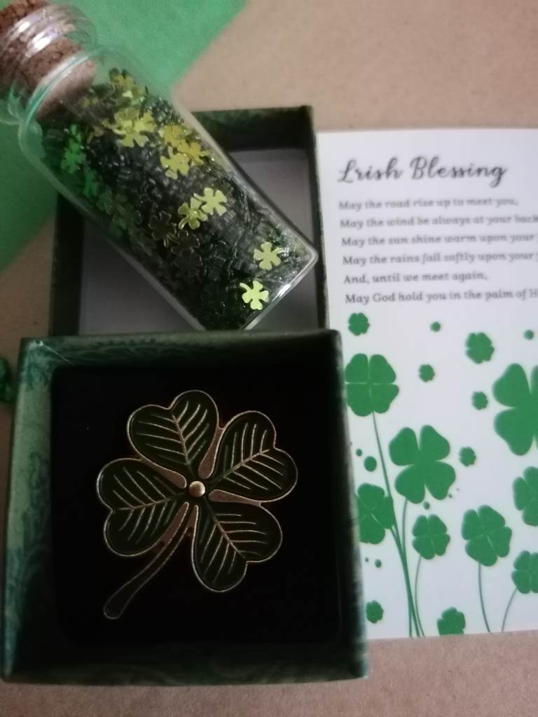 4 leaf clover set comprising of metal pin badge, confetti & a little Irish Blessing card in gift box