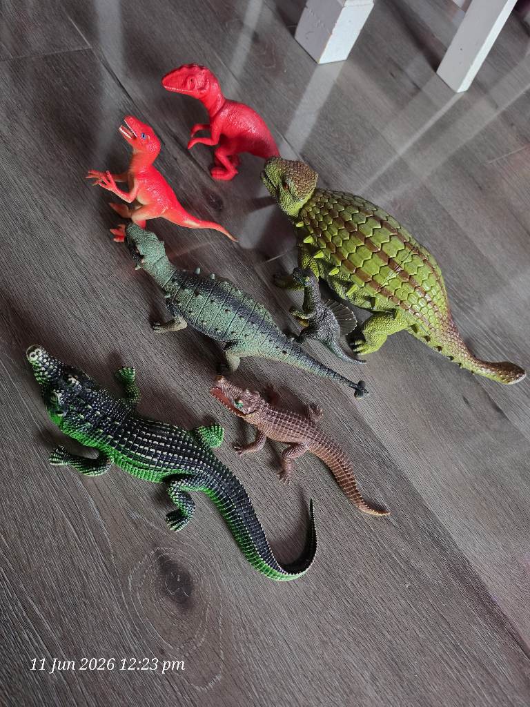 Bundle of dinosaurs and crocodile figures, excellent condition