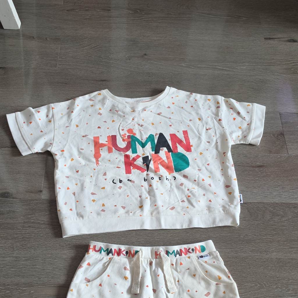 Beautifull kids 2 piece set,size 5-6 years,brand new without tag