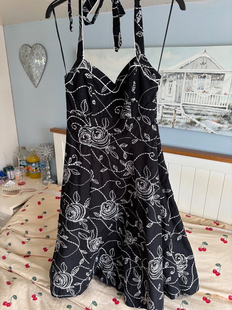 Ladies debut dress , size 6 , very good