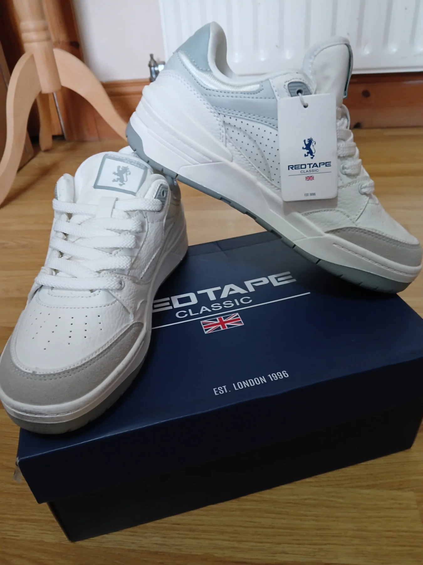 RedTape unisex  trainers  4 size