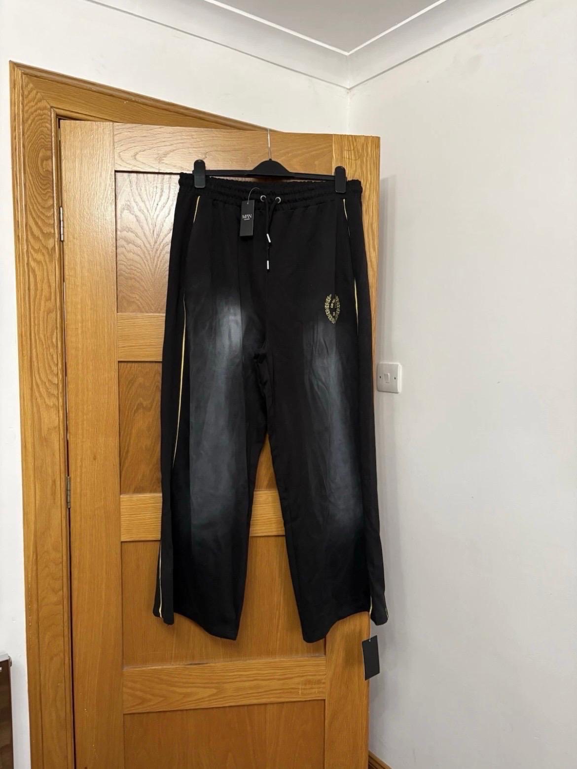 BoohooMan Relaxed Wide Fit Spray Wash Loopback Piping Joggers Colour Black/ Yellow Size L