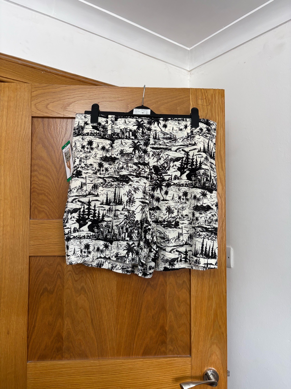 Hilary Radley Linen Blend Shorts Colour White/Black Size XL UK Size 18