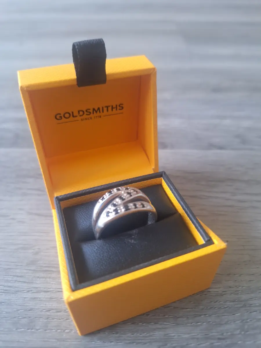 Stunning sterling silver Crossover over ring