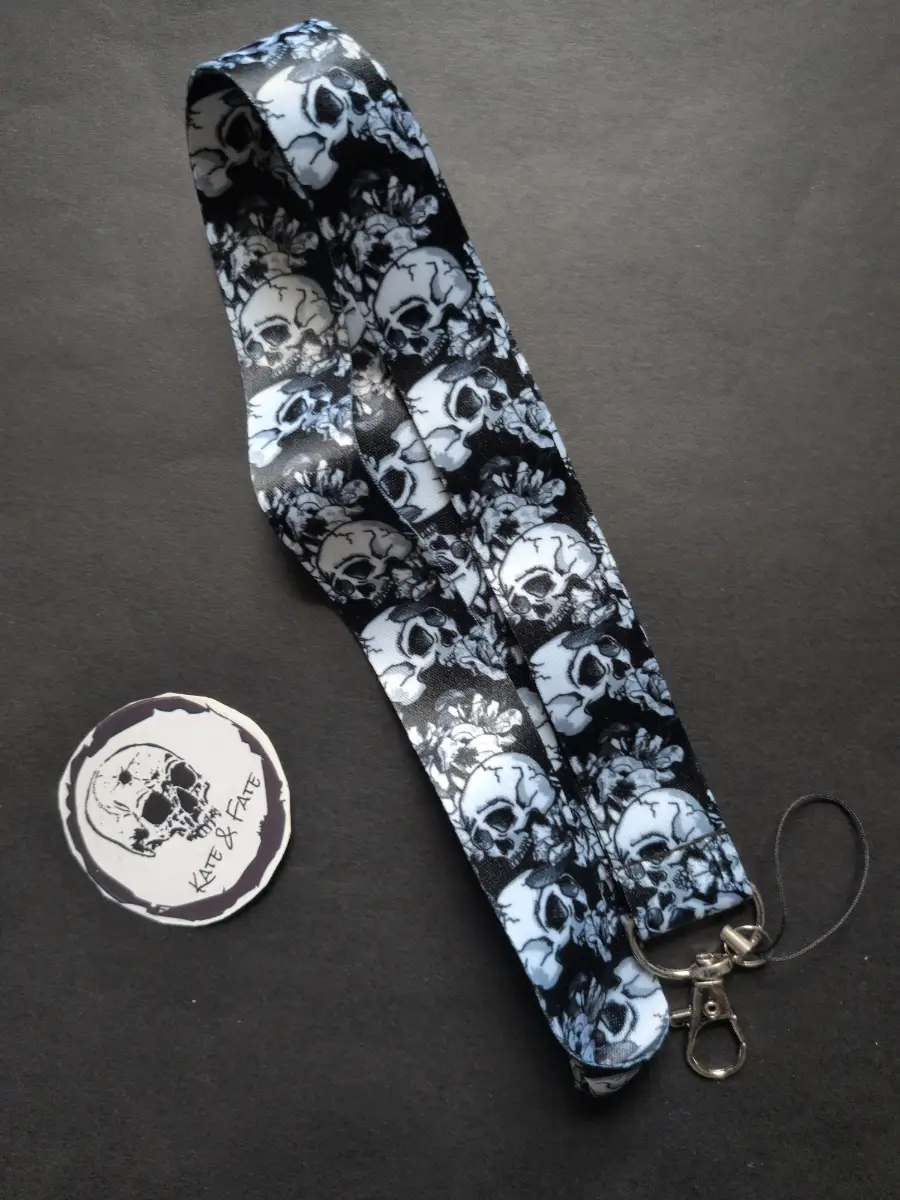 Lanyard with floral elements and skulls