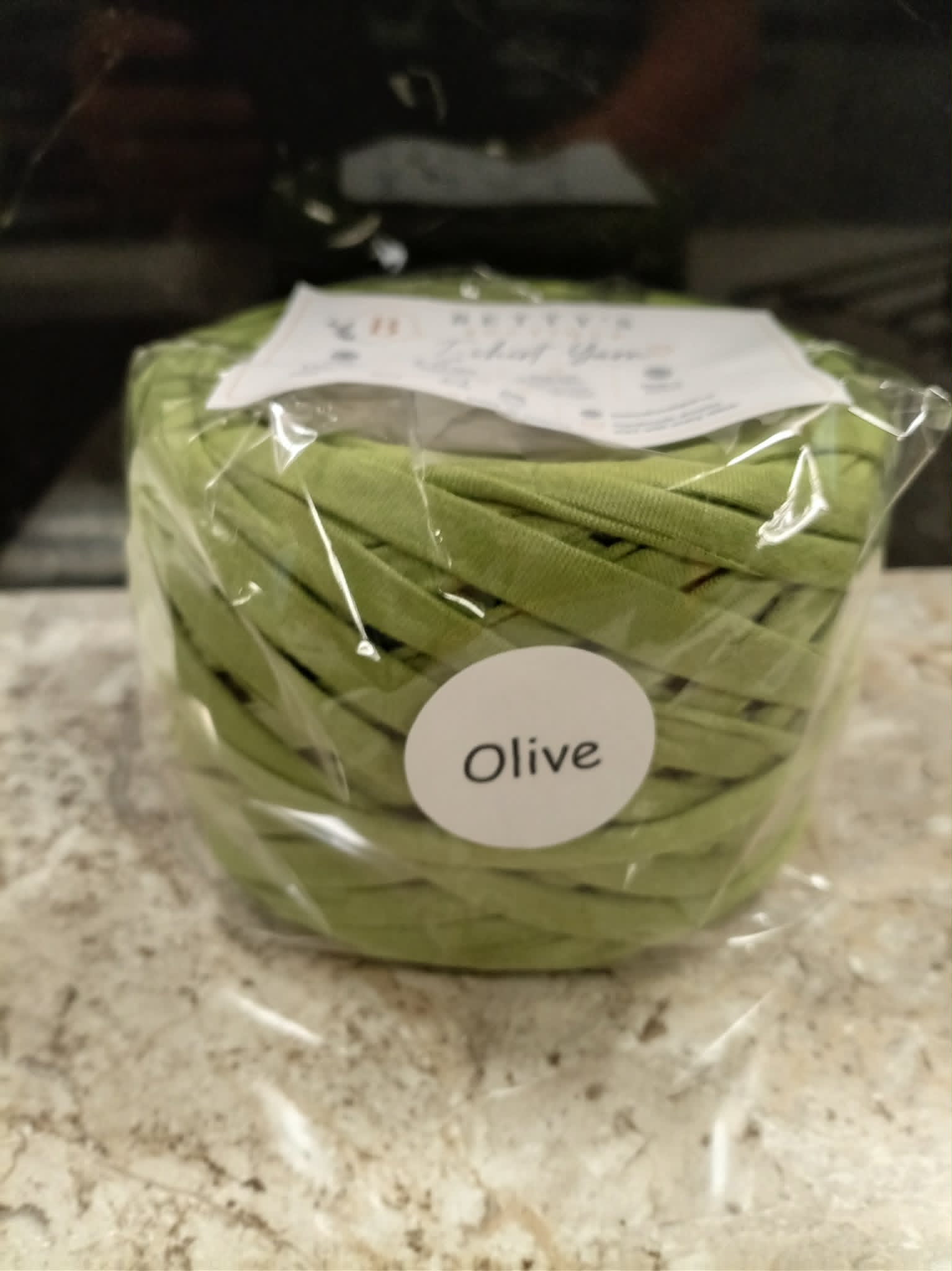 Olive T-shirt yarn 84m crochet knitting
