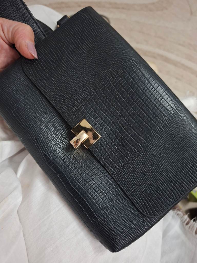 Belt black bag with sholder strap.
