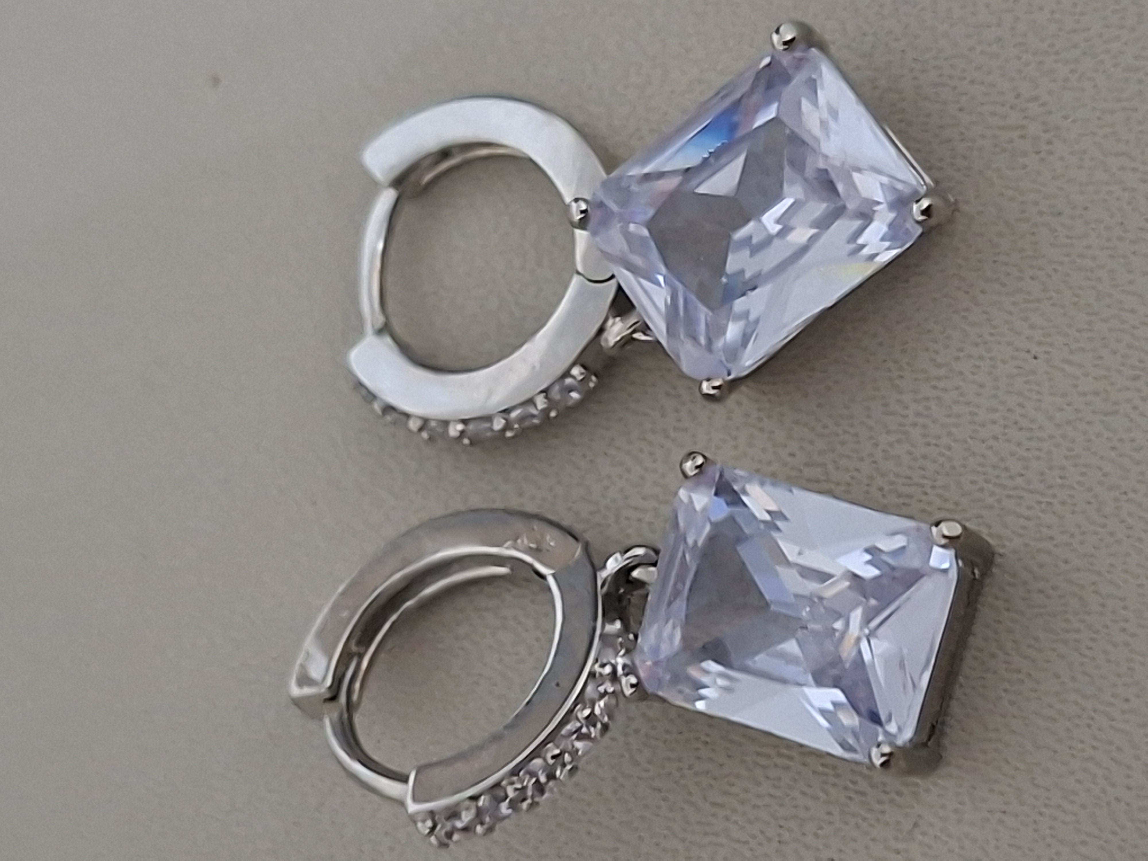 Little hoop earings with gem pretty on