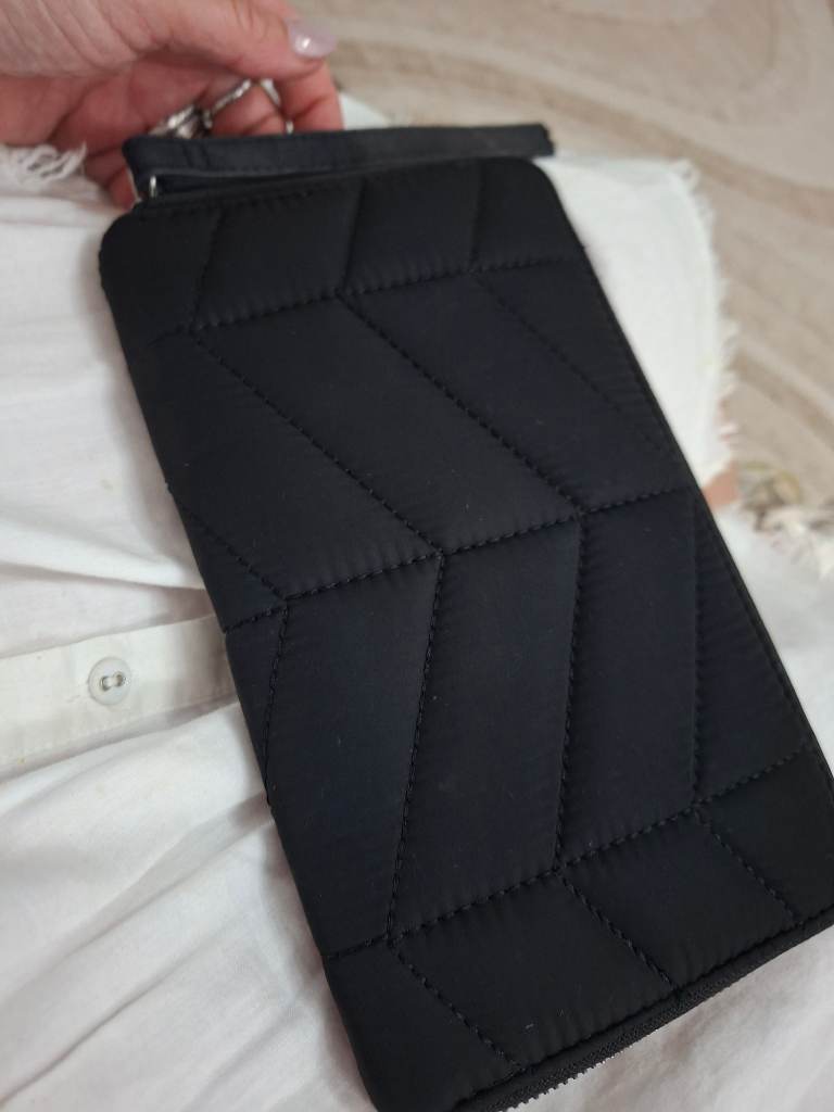 Wallet black padded zip arround