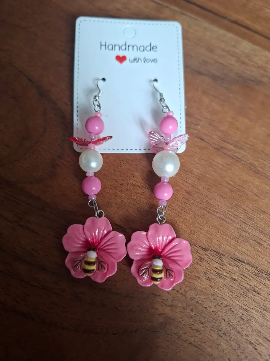 Pink Bee flower earings dangly pretty on