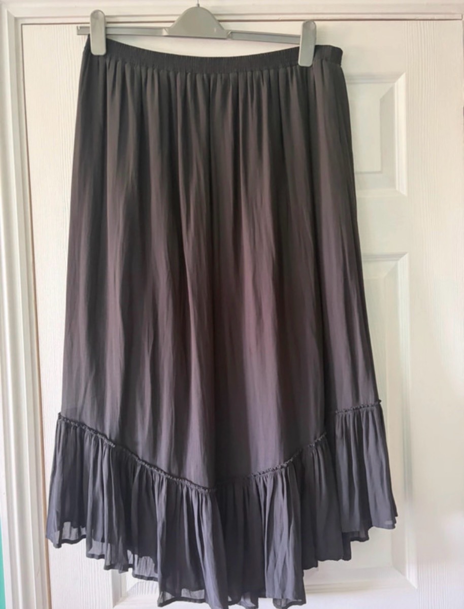 BNWT lNavy /black esprit flowing maxi skirt with a gathered ruffled hem elasticated waist size L