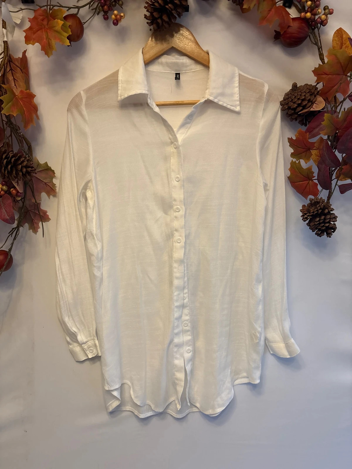Pretty little thing white blouse size 4 (very big for a 4)