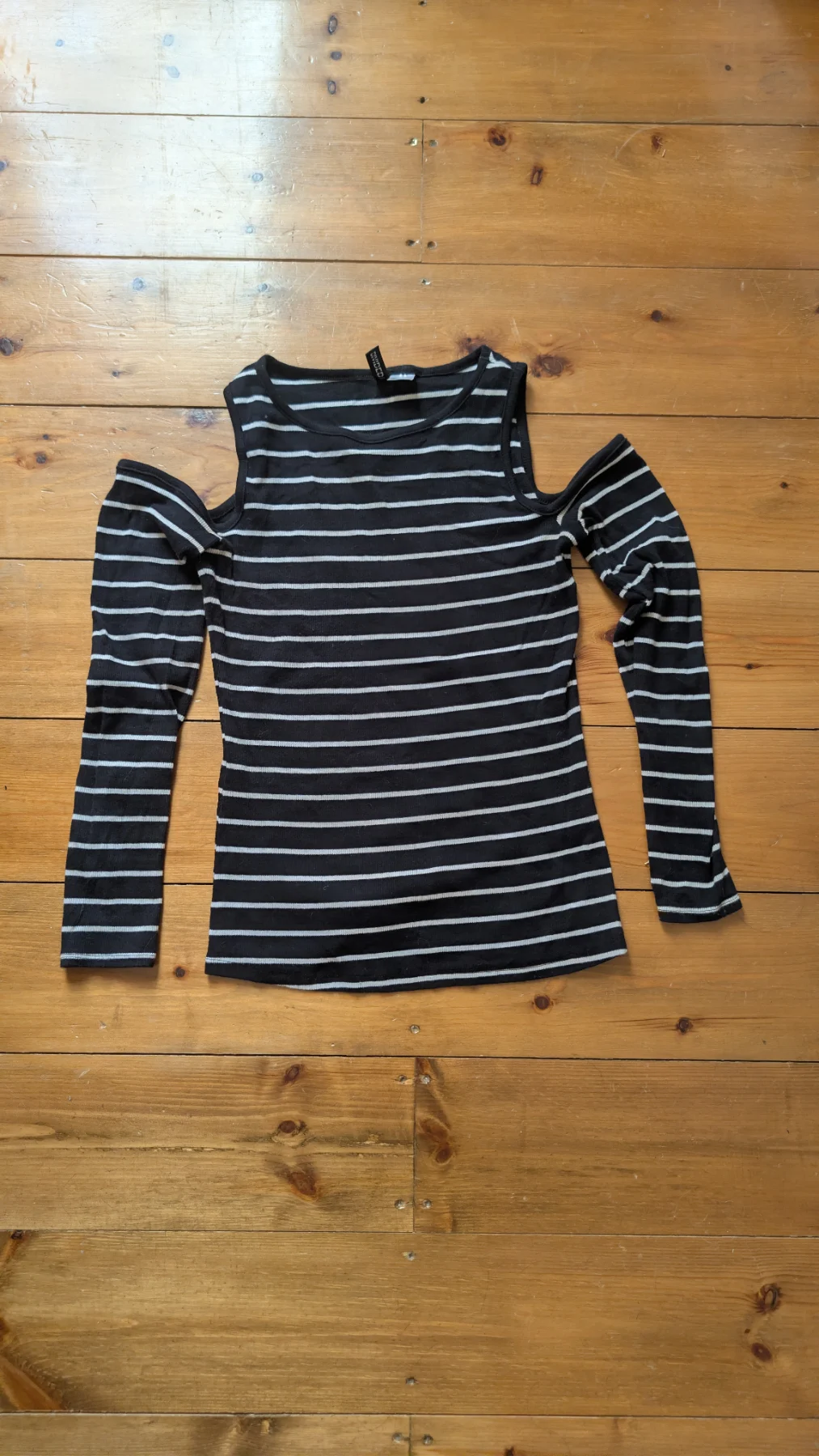 H&M black and white off shoulder long sleeve top
