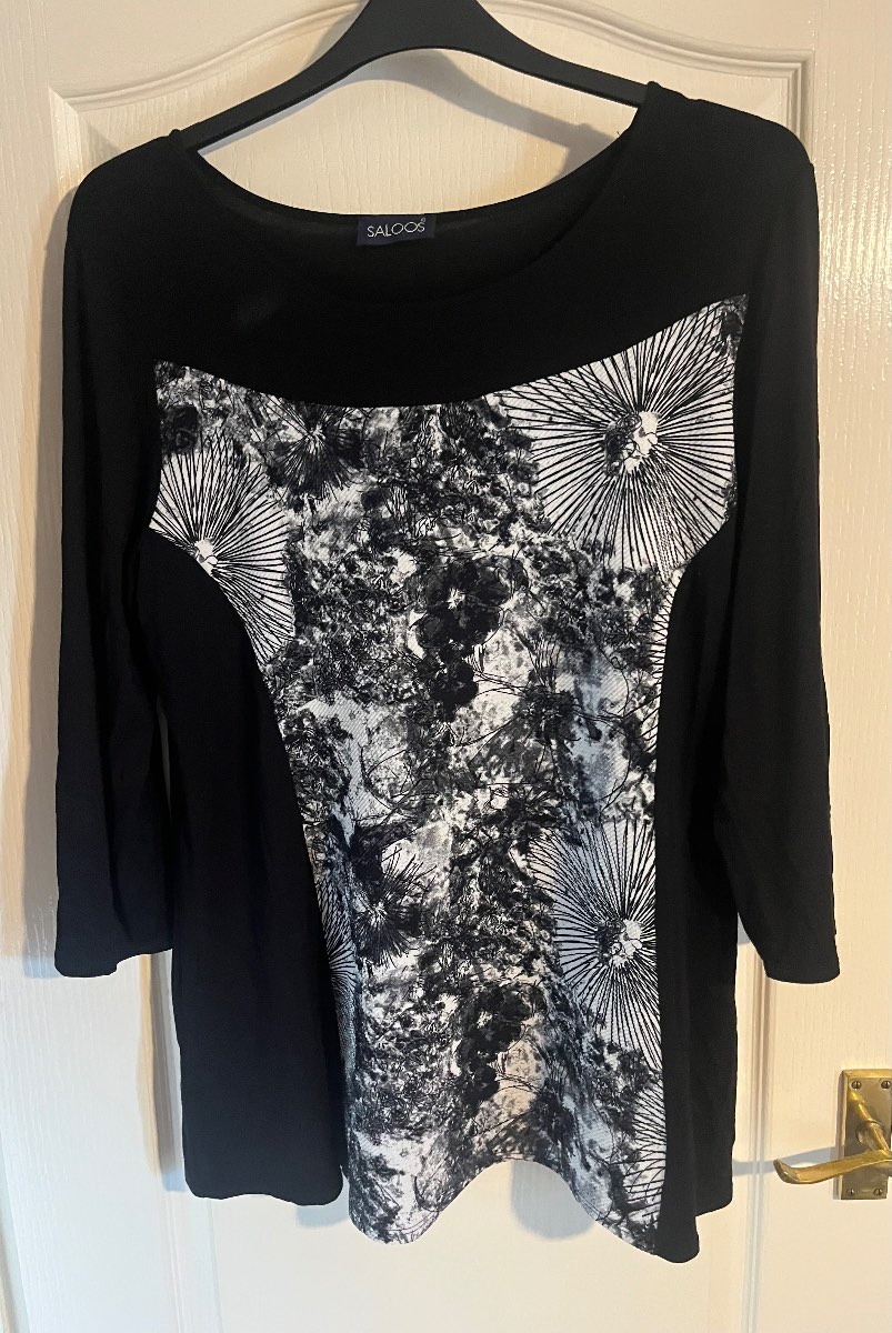 Saloos Black Top. Central abstract panel, white graphic burst details. Size 18