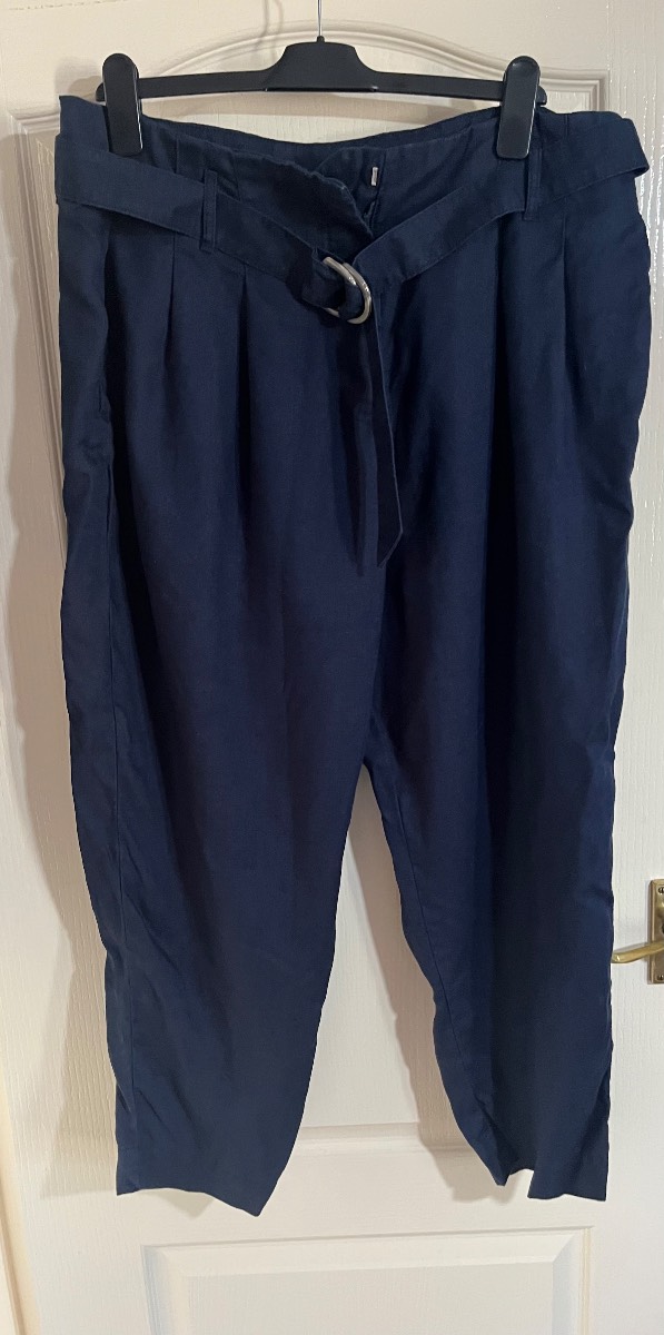 Ladies Navy Short M&S size 20 trousers with pockets & belt.