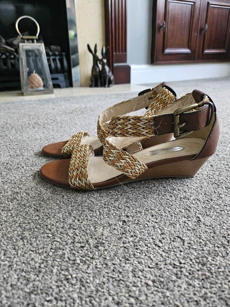 Dorothy perkins ladies size 4 low heeled sandles