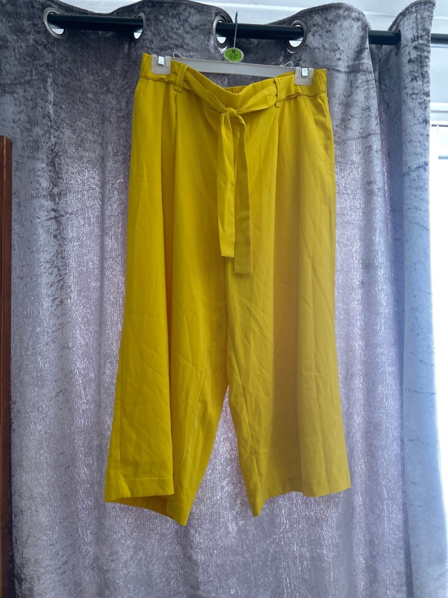 women’s yellow new look 3 quarter trousers