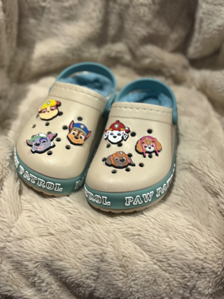 Light up paw patrol crocs - size: 6