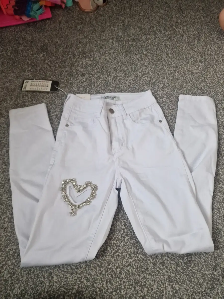Trang Jeans White Skinny Jeans with Rhinestone Heart Detail – Size 34 – New with Tags