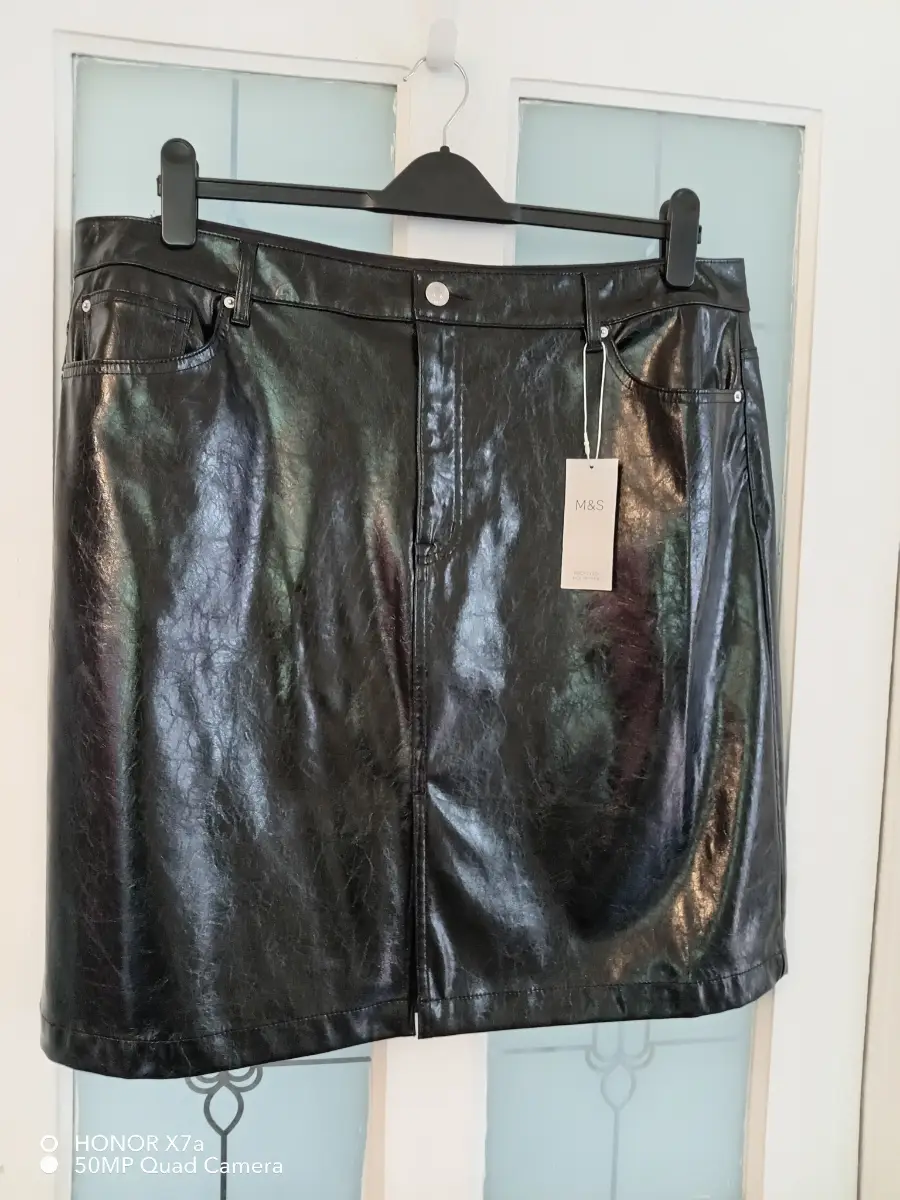 Bnwt Marks & Spencer Women's Black faux Leather Look skirt. Size 22 Short