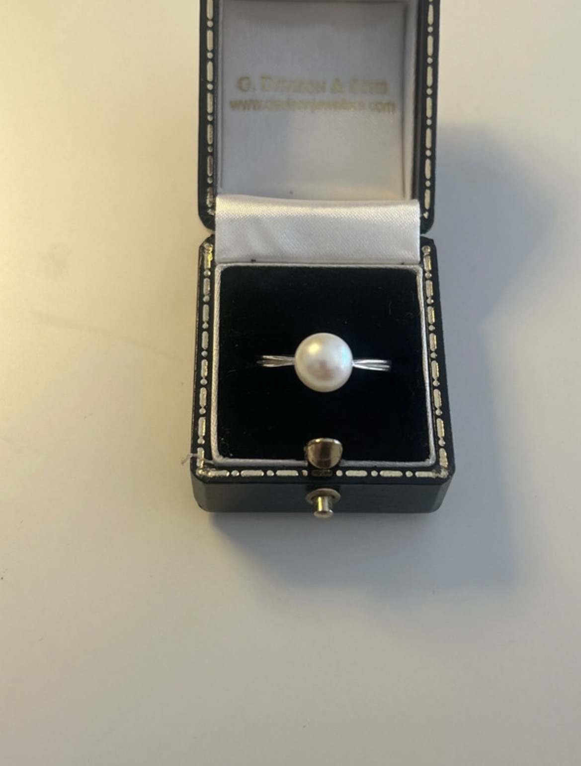 9ct hallmarked pearl ring