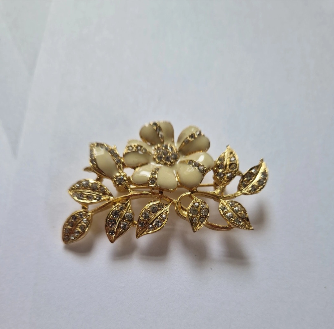 Vintage Style Flower Brooch Gold Tone