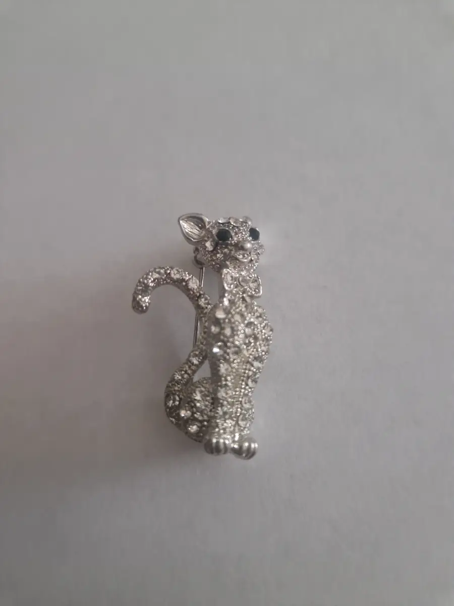 Vintage Sparkly Cat Brooch – Silver Tone Rhinestone