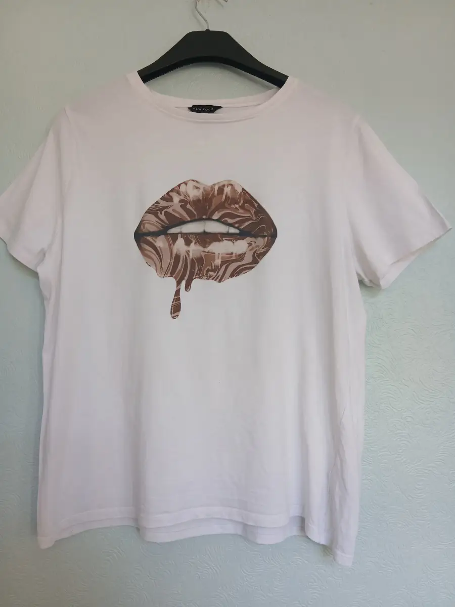 White tshirt with brown lips size 18