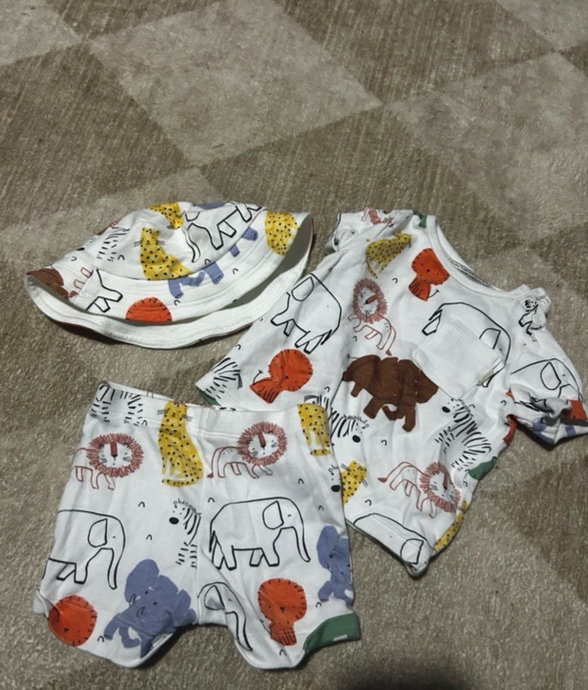 Boys age 0-3 months outfit set top shorts and hat