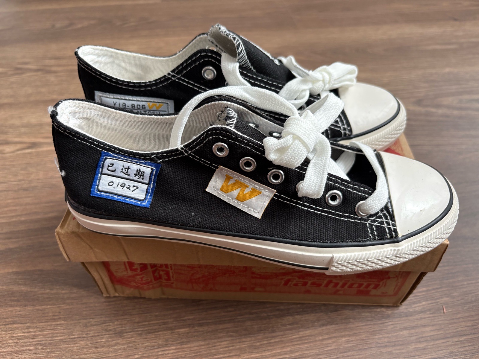 Black/White canvas low trainers uk size 6