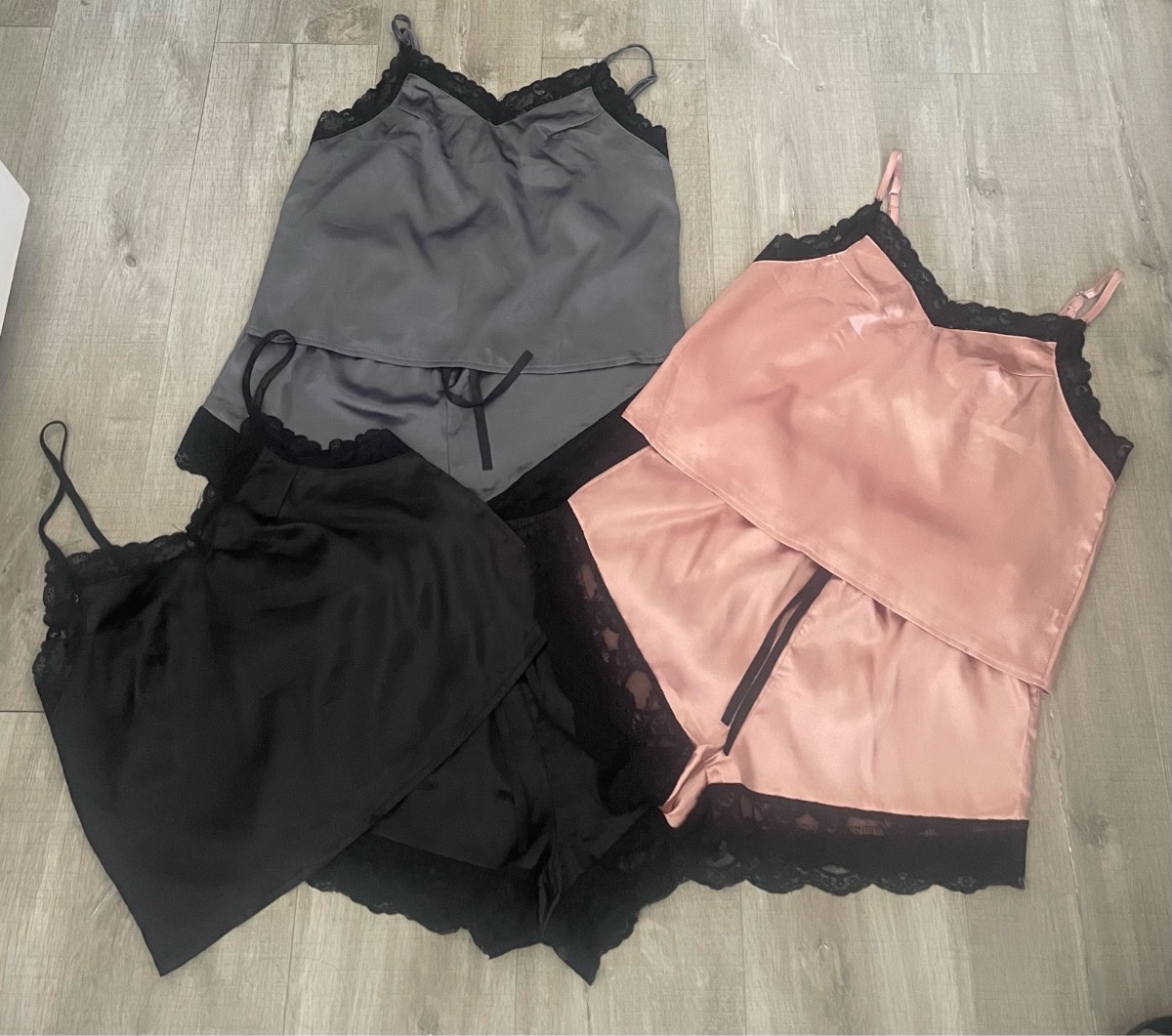 Shein Silky 3 Set Lace Cami Top & Short Pyjama’s In-S