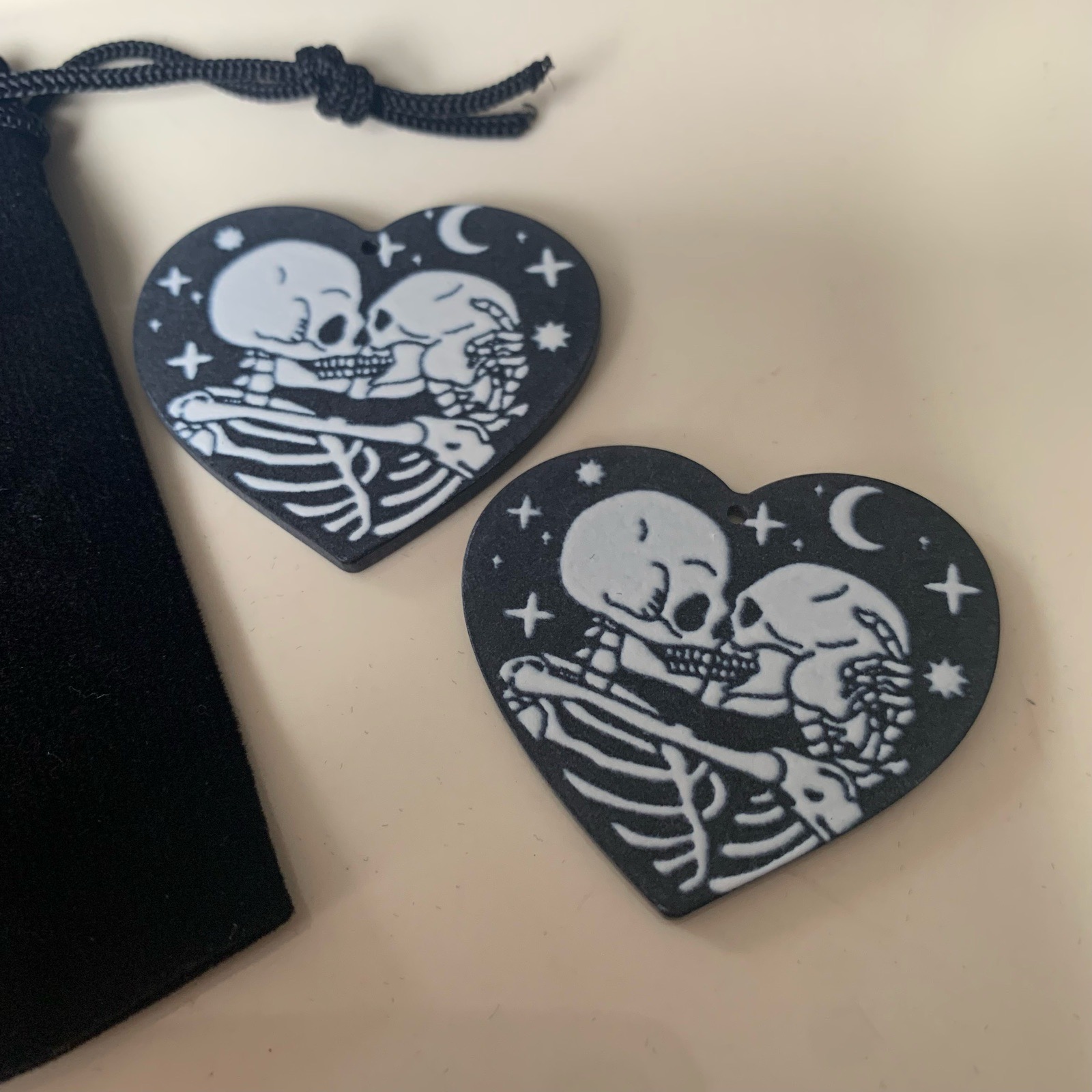 2 kissing skeleton heart pendants Halloween charms in gift bag