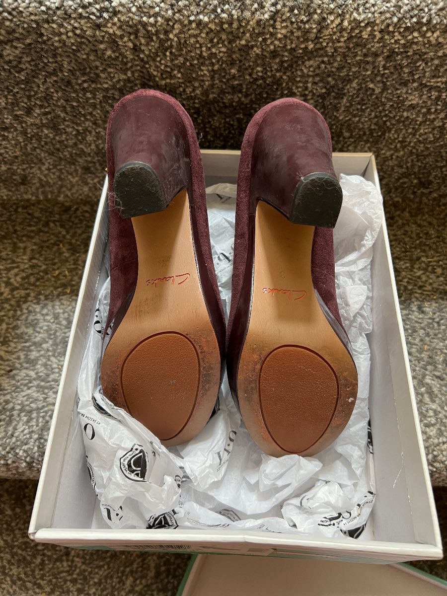 Clark’s wine suede court shoes size 3