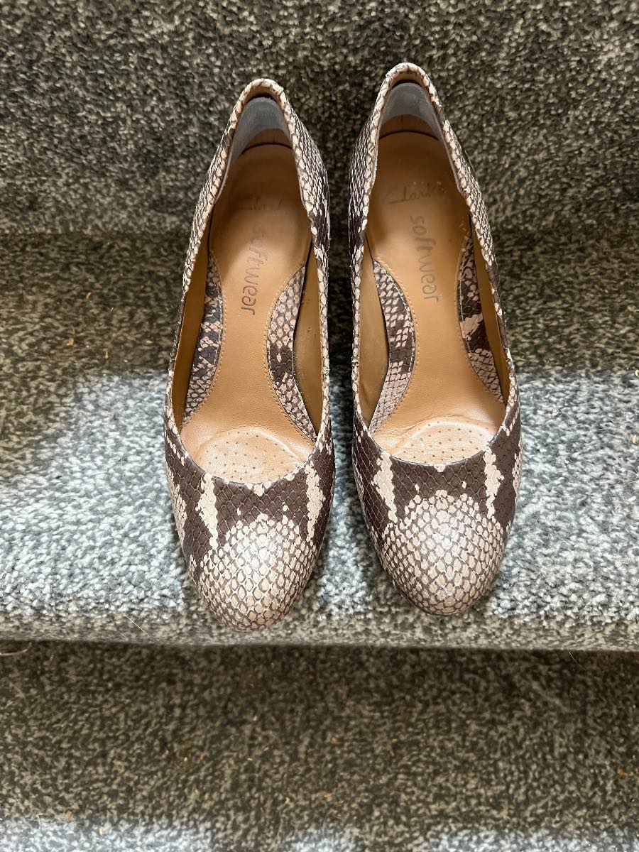 Clark’s court shoes size 3=