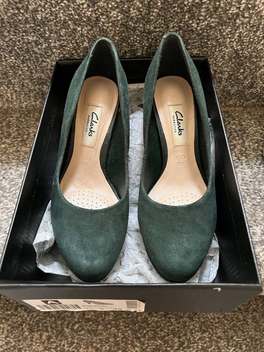 Clark’s wide fit bottle green suede size 2.5 court shoes brand new in box